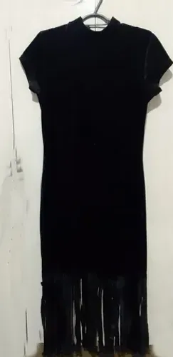 Vestido veludo Tam 40 com franjas na barra.