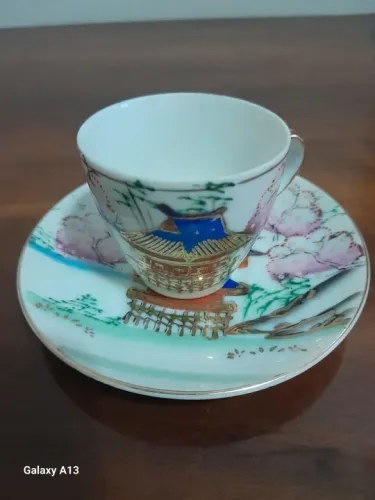 Antiga Xícara de café Oriental Pintado em ouro