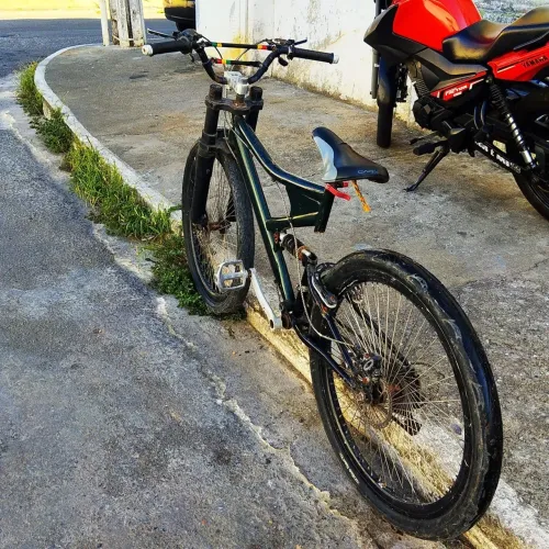 Bicicleta de aro 26 enferrujada pneu kenda flame e banco rasgado
