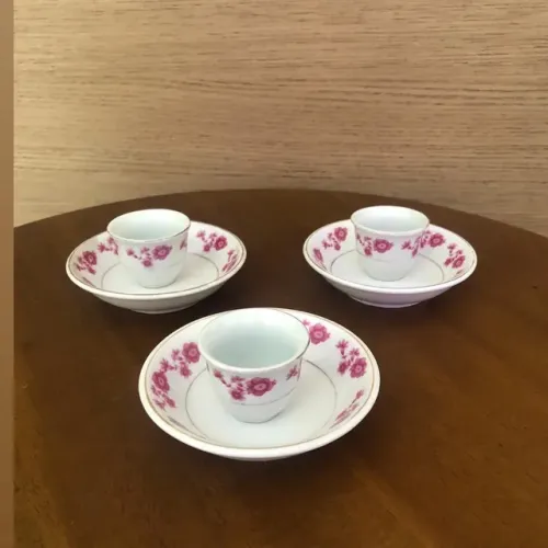 Trio mini xícaras/pires em porcelana