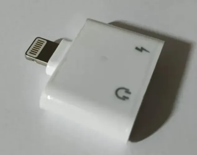 Adaptador Áudio iPhone Fone + Carga Lightning Branco COD-CP395  