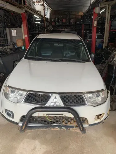 L200 triton 3.5 2013 Diesel somente venda de peças separadas.