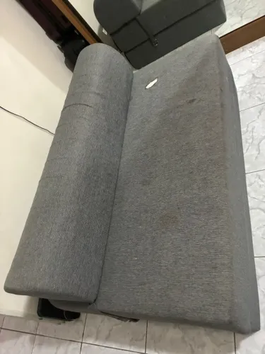 SOFÁ CAMA 2 LUGARES, COPE. TOK STOK, com marcas de uso.