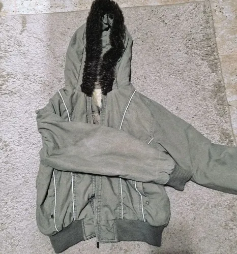 Casaco Jaqueta com Capuz e Pelúcia