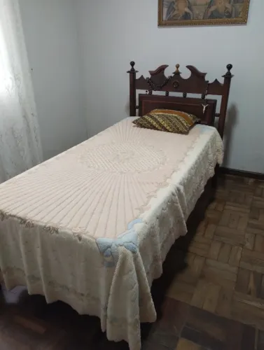 cama solteiro em madeira entalhada macica com colchão incluso.