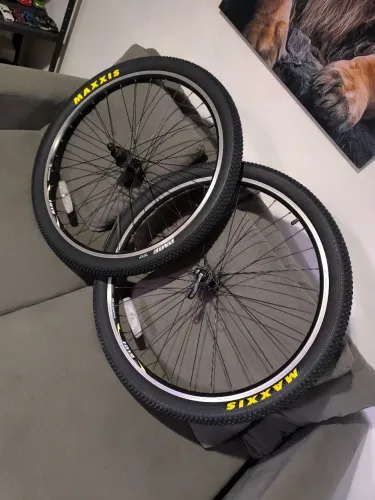 Par Aros 26 Alexrims cubos Deore pneus maxxis