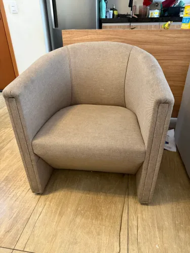 Poltrona Ferradura Tecido Marrom Claro