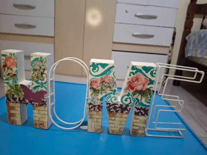 Letreiro HOME em MDF e aço decorativo acabamento em Decoupage 