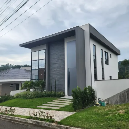 Lindíssima casa nova em condomínio fechado em Blumenau!