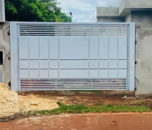 Portão Design em Chapa Tipo Bandeja
