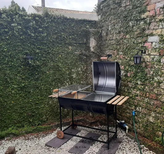 Churrasqueira de tambor de 200 l: uma churrasqueira de galão grosso resistente 