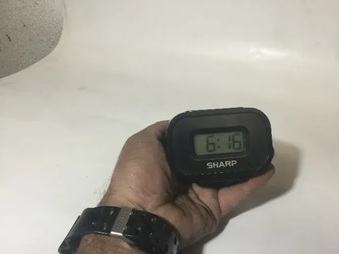 mini relogio despertador sharp