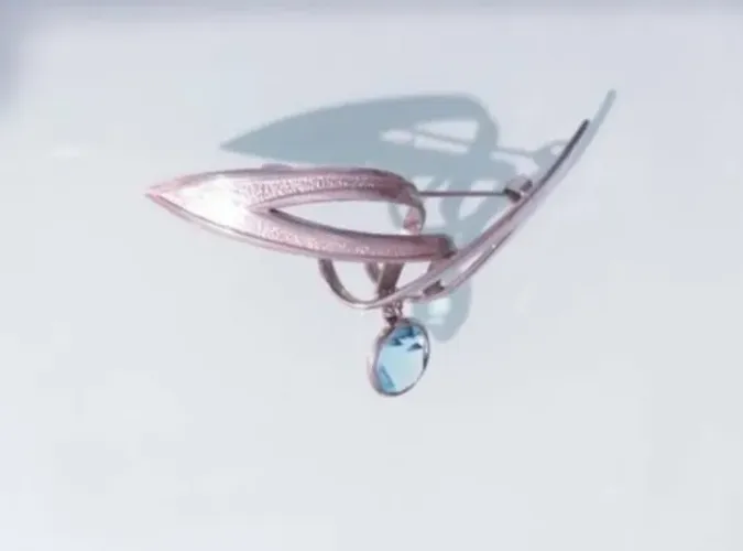 BROCHE EM PRATA, COM PINGENTE DE TOPÁZIO SWISS BLUE.