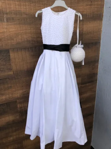 Vestido Infantil Branco com Cinto Preto e Bolsa
