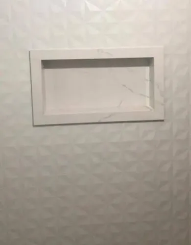 Nicho para banheiro com detalhes em porcelanato