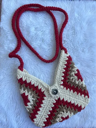 Bolsinha de crochê transversal tiracolo