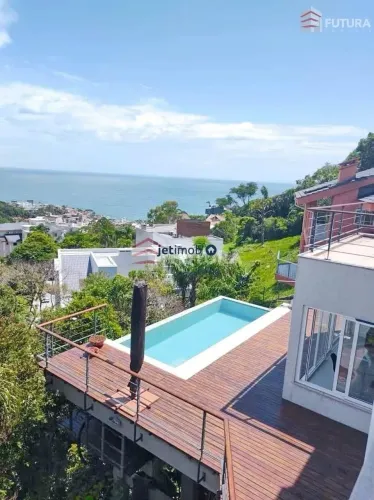 Casa com Vista Panorâmica em Condomínio no Centro de Bombinhas