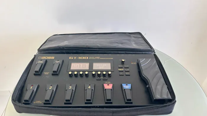 Pedaleira boss GT 100 com case e fonte original 