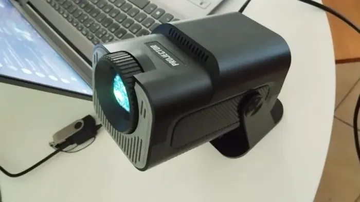 PROJECTOR HY320_CINEMA EM CASA