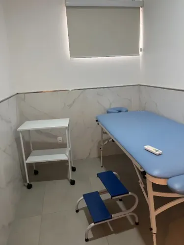 Mesa auxiliar com rodinhas, para procedimentos de saúde.