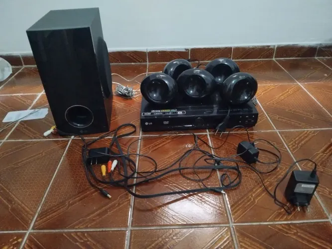 Cinco caixas de som pequenas+ caixa de som média+ cabos