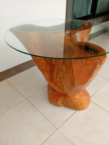 Mesa rústica de jaqueira com tampo de vidro 