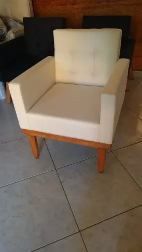 Poltrona com base exposta de madeira maciça, espuma d33 em até 10x sem juros no cartão