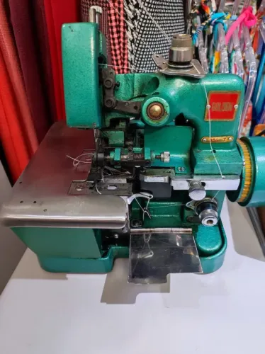 Máquina de costura overloque