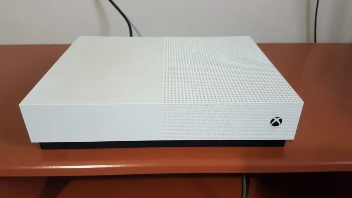 Xbox one S. 1 Tb. Branco, seminovo e um controle 