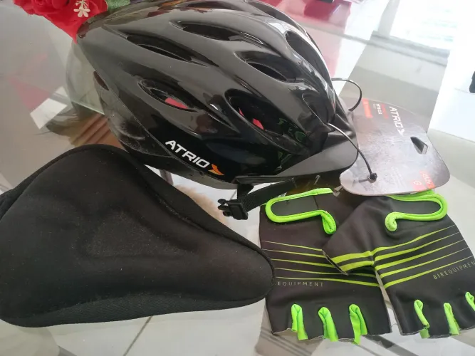 CAPACETE, LUVAS DE PROTEÇÃO E COXIM BIKE