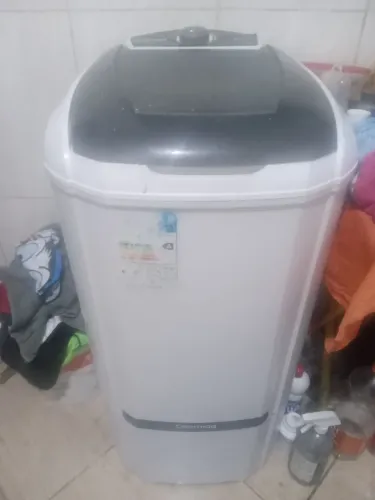 Só a sua espera da felicidade desse tanquinho