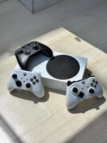Xbox séries S + 3 Controles