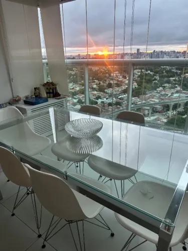 Mesa de jantar de vidro com 6 cadeiras