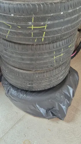 04 Pneus Michelin 215/50 R17