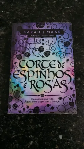 Livro Corte de espinhos e rosas
