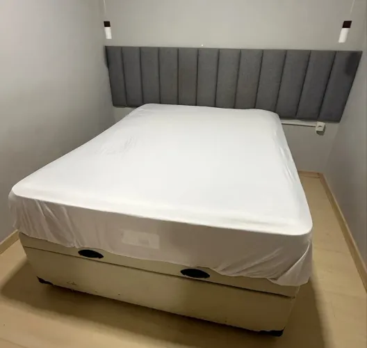 Cama casal - Colchão com molas em sacadas e box baú 