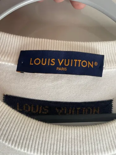 Camiseta Tricô Louis Vuitton Monogram Comics
