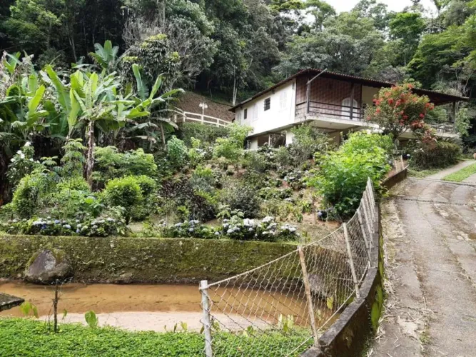 Sítio para Venda em Cachoeiras de Macacu, Papucaia, 3 dormitórios, 1 suíte
