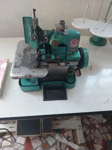 Máquina de costura overloque chinesinha semi-industrial 220v<br>550,00
