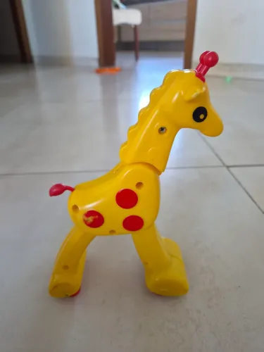 Brinquedo para bebê Gina Girafa rodinhas com fricção