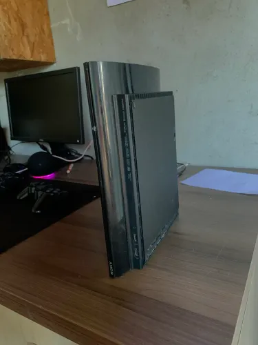 VENDO OU TROCO PS3 EM PERFEITO ESTADO DOIS CONTROLES DIVERSOS JOGOS SÓ PEGAR E JOGAR