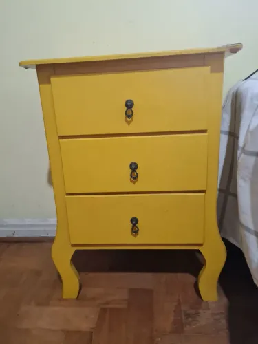 Mesa de cabeceira amarela usada - retirar no local