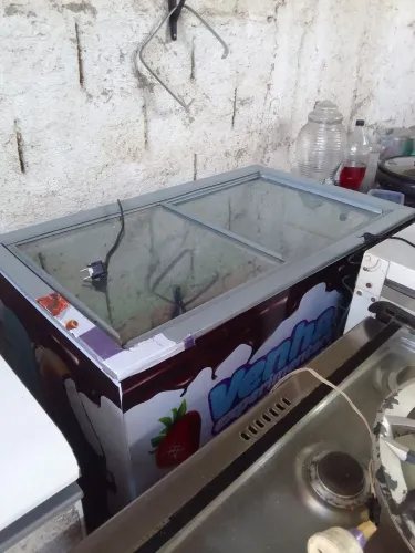 Freezer,110wats,duas portas,de vidro ,funcionando perfeitamente, excelente para seu negoci