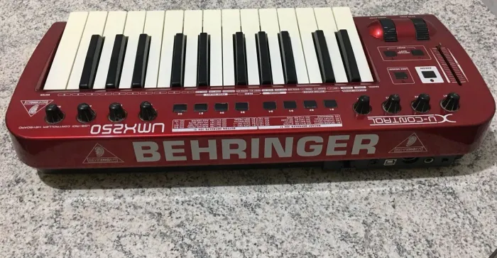 Controladora Behringer umx250