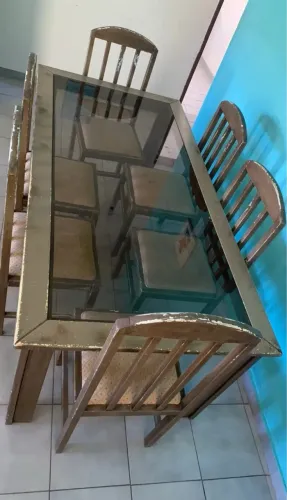 Mesa em madeira com vidro