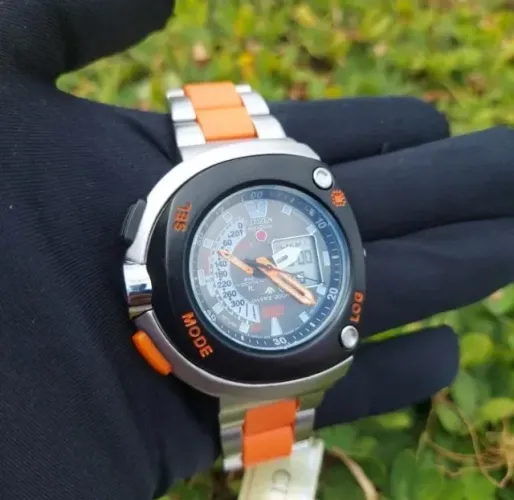 Relógio Citizen Aqualand Meia Lua Digital Masculino C/Pulseira Inox Mesclada Laranja