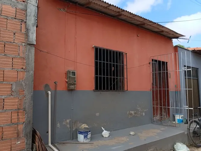 Vendo uma casa no alto do turu