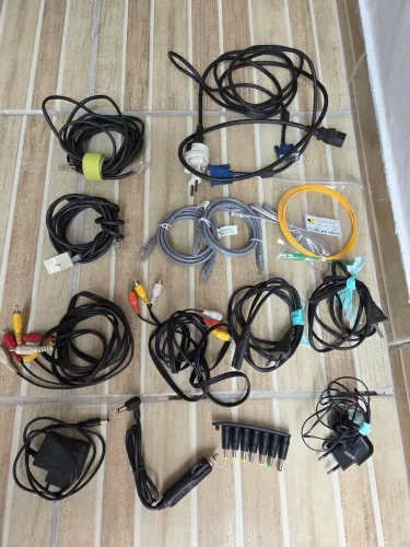 Fios diversos (fonte, carregador, adaptador, cabo)