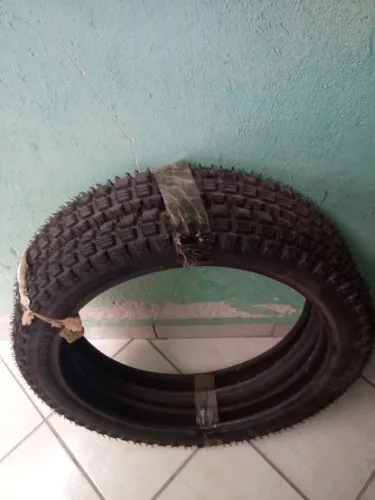 Pneu de moto de trilha