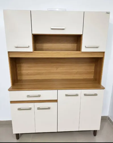 Armário de cozinha amadeirado